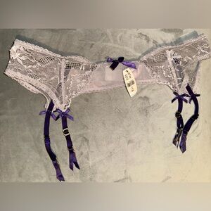 NEW Victoria’s Secret Medium / Large Elegant Purple lavender Lace garter belt